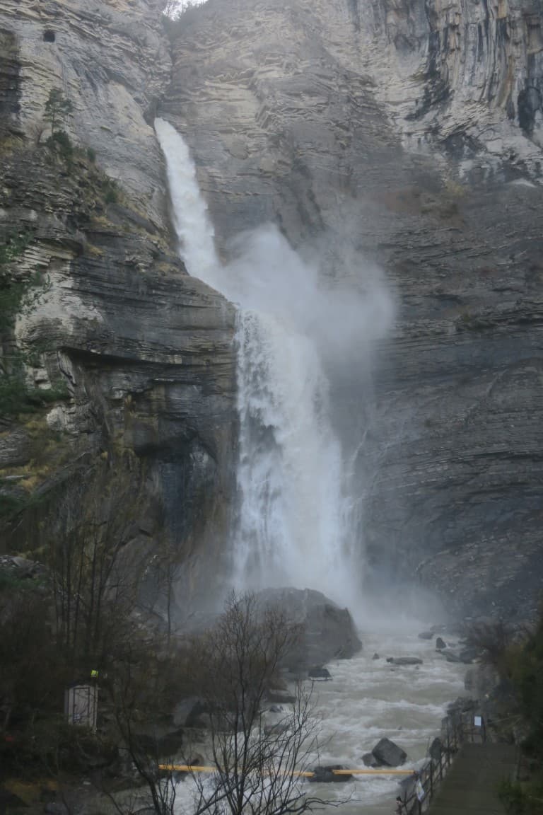 Sorrosal Waterfall in high flow. Photo by https://sendasdeviaje.com/